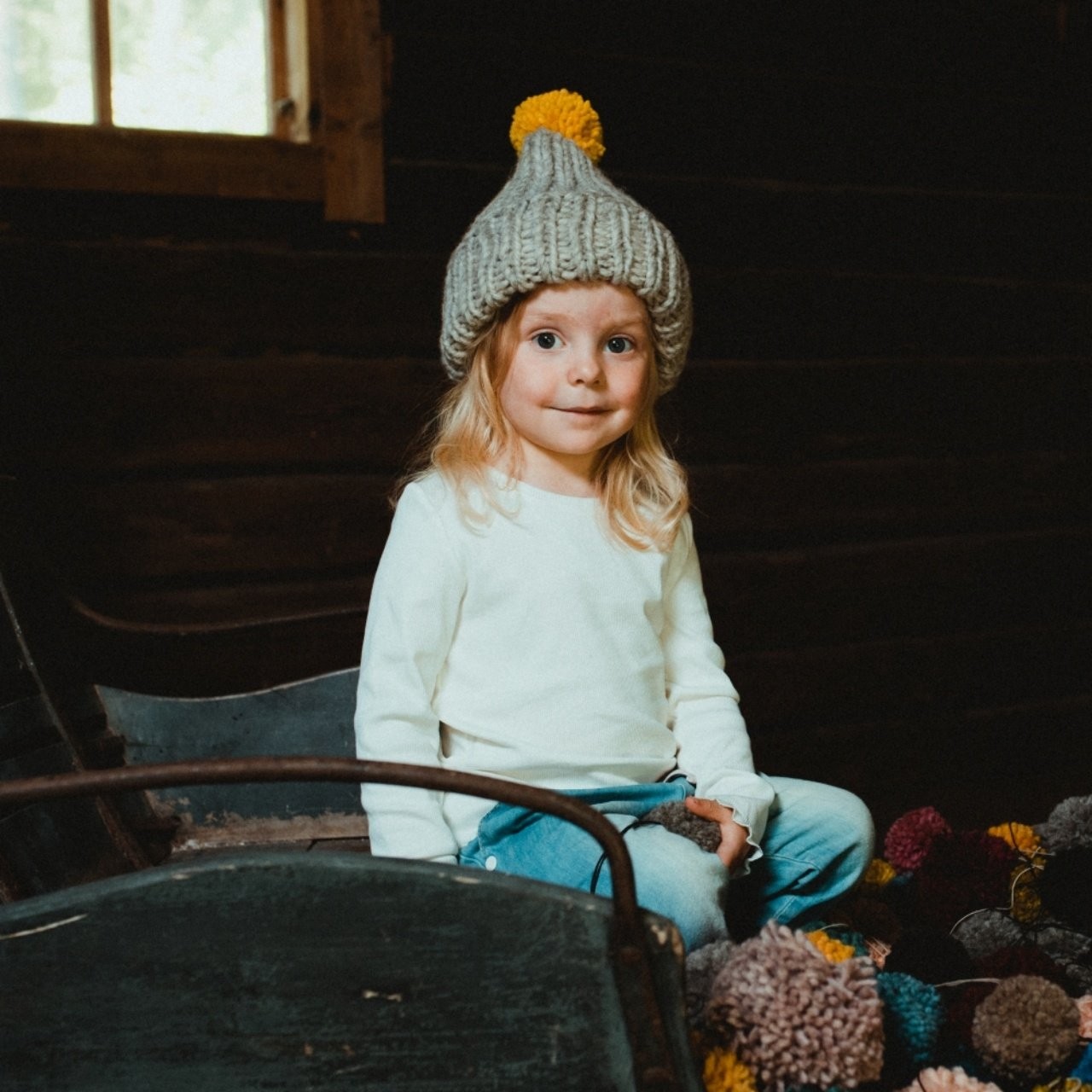 芬蘭 MYSSYFARMI KULTTI 孩童手工羊毛帽 (灰色黃色球球)