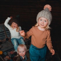 芬蘭 MYSSYFARMI KULTTI 孩童手工羊毛帽 (灰色粉色球球)